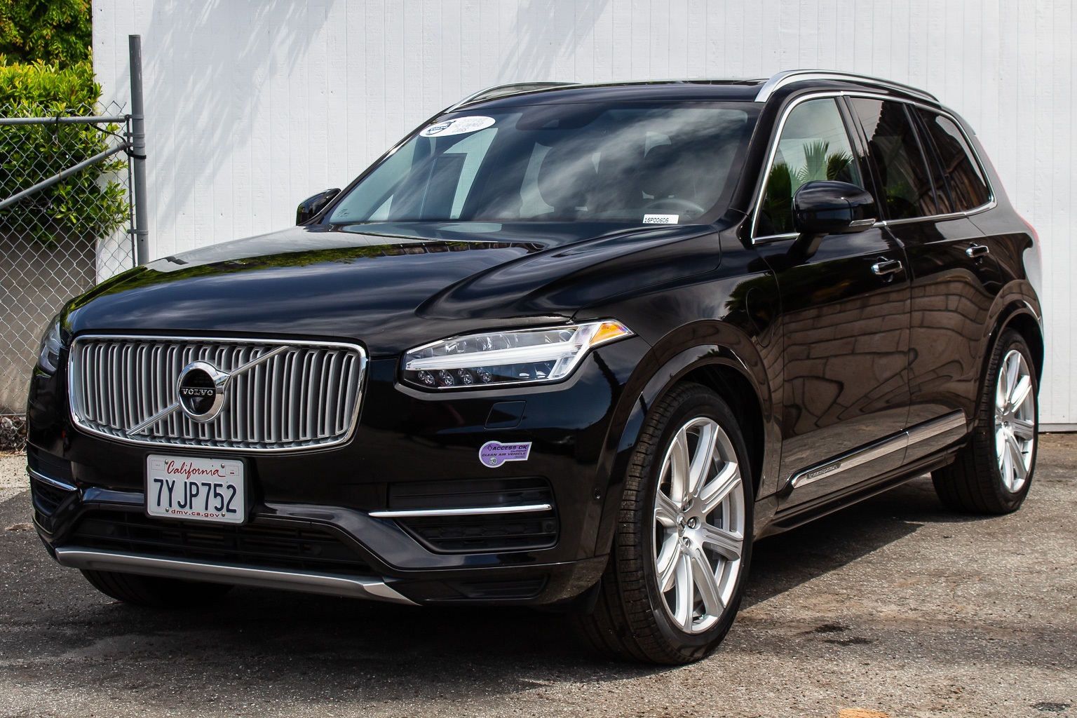 certified-pre-owned-2017-volvo-xc90-hybrid-t8-inscription-4d-sport